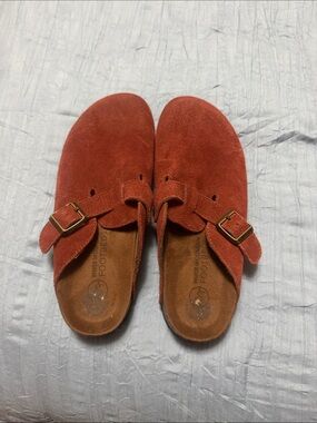 White Mountain Kids Suede Clog Sandals in Rust
